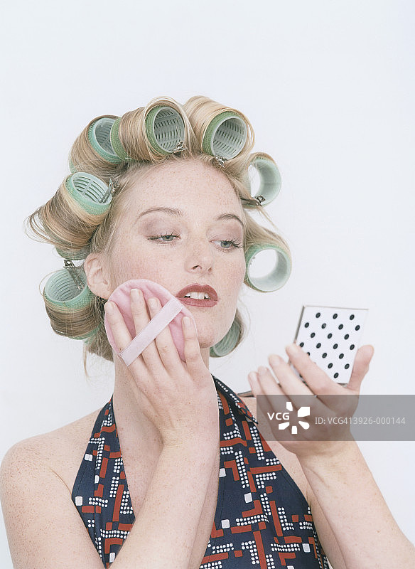 使用卷发器的女人图片素材