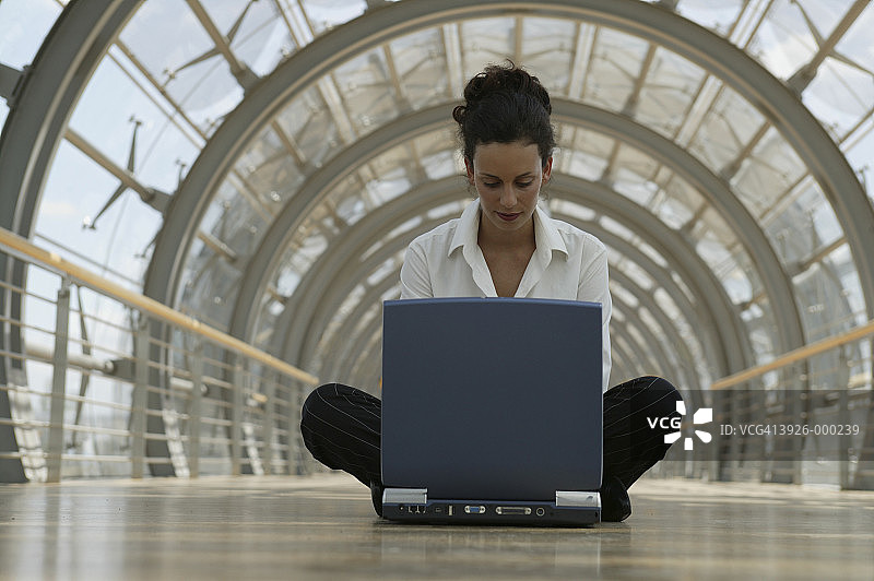 女商人使用笔记本电脑图片素材