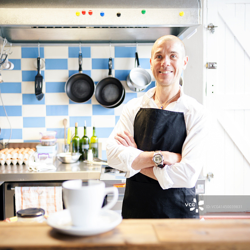 我在厨房里很开心图片素材