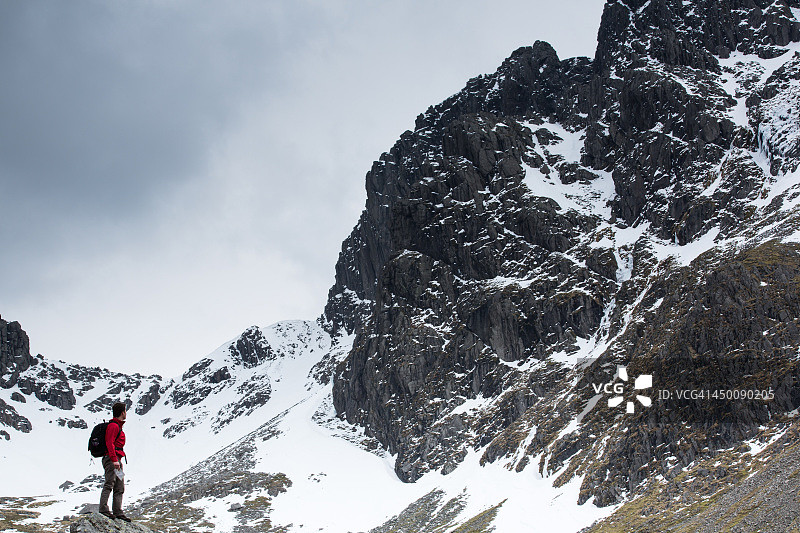 山区攀登：湖区的冬季图片素材