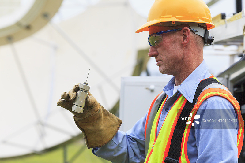 通信工程师检查卫星天线LNA拾音器图片素材