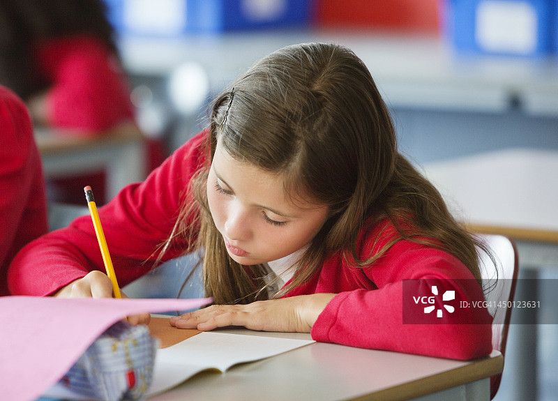 学生在教室里写作图片素材