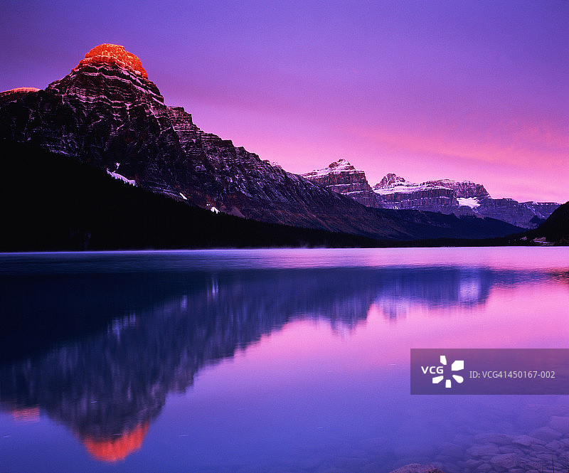 加拿大艾伯塔省班夫国家公园，切弗伦山倒映在野禽湖上，日落时分图片素材