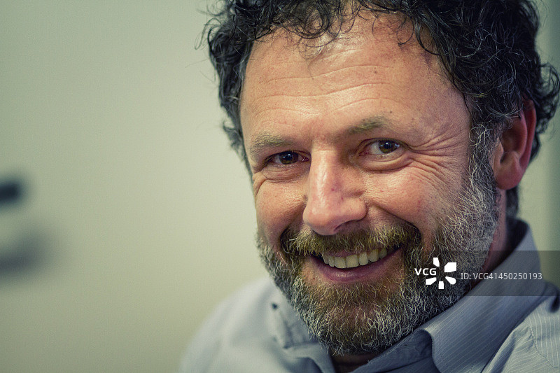 微笑的男人特写图片素材