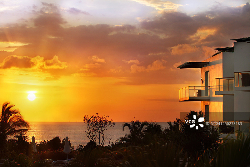 日落时分的假日住宅图片素材