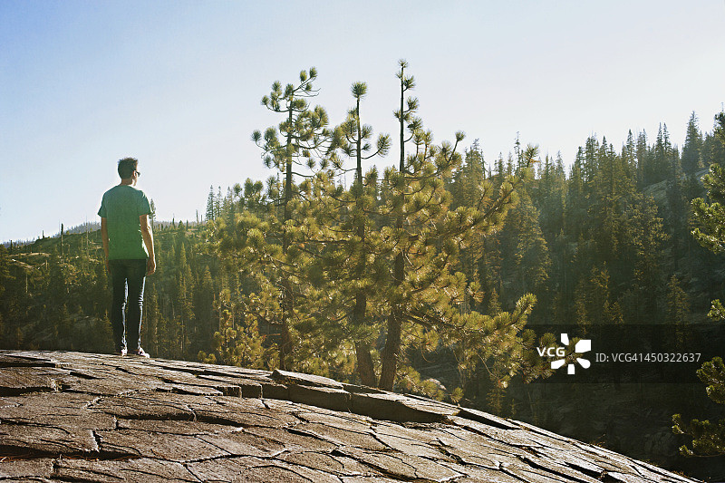 男子站在魔鬼柱顶图片素材