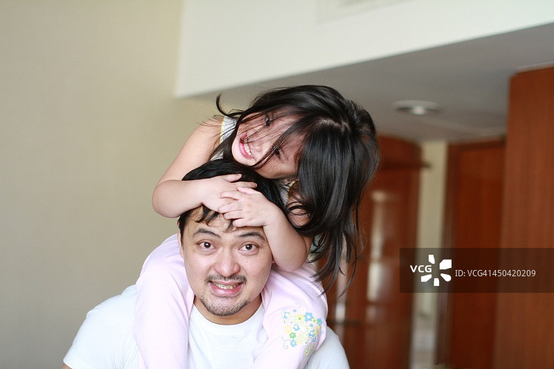 叔叔背着侄子图片素材