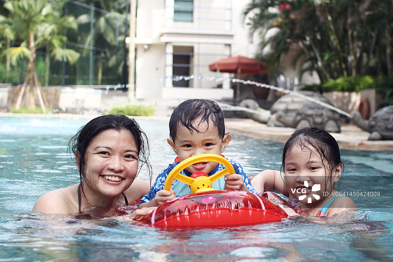 妈妈和女儿、儿子一起游泳图片素材