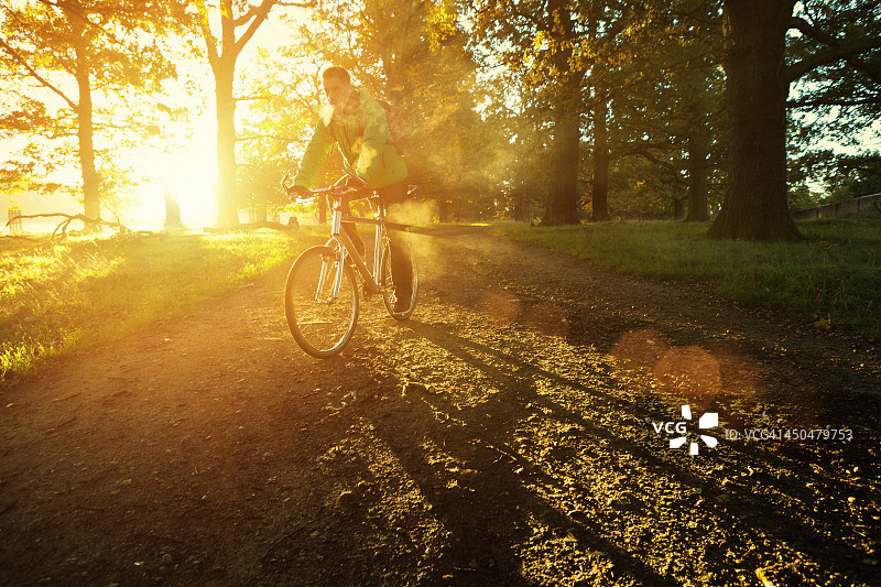 年轻人在伦敦里士满公园骑自行车图片素材