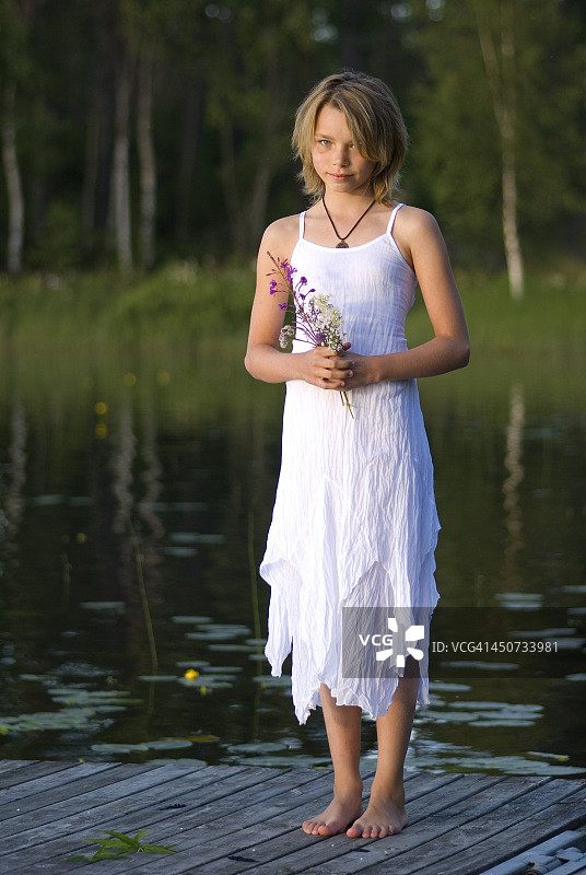 身穿夏装的女人图片素材