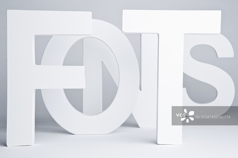 白色积木字母拼出“字体”图片素材