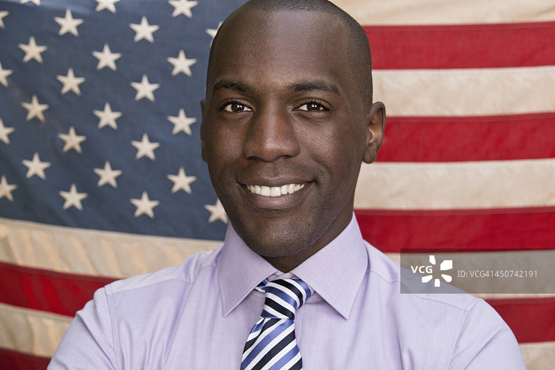 美国国旗前的微笑男人图片素材