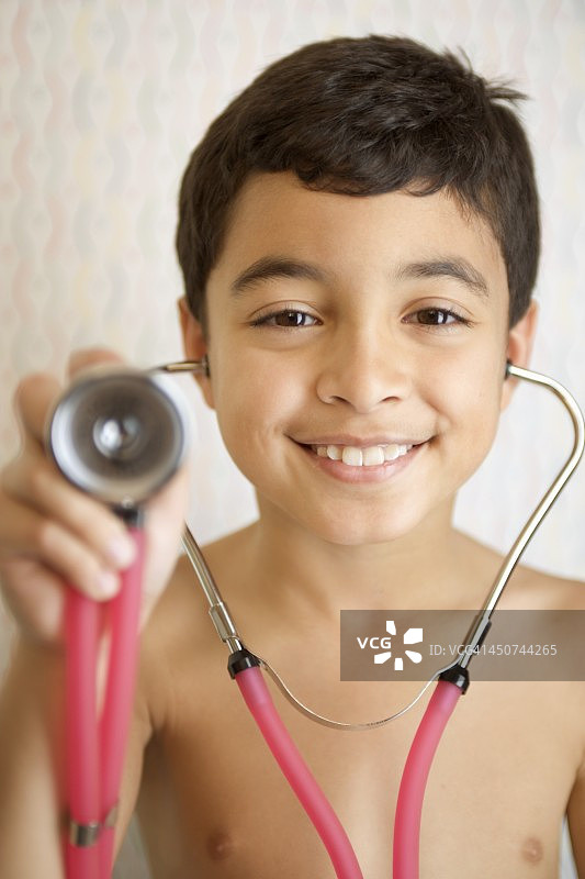 男孩举着听诊器图片素材