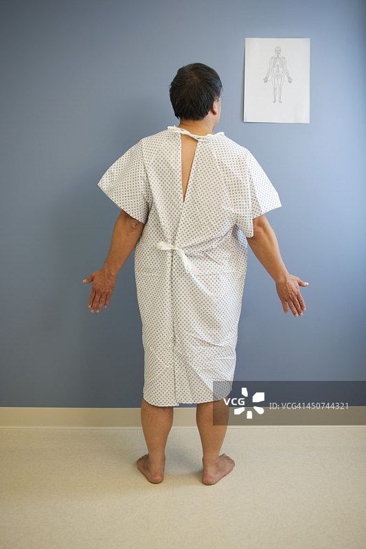 身穿医院病号服的病人正在看图表图片素材