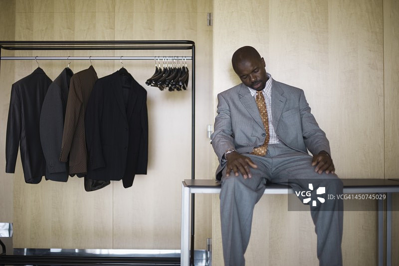 在桌子上睡觉的商人图片素材