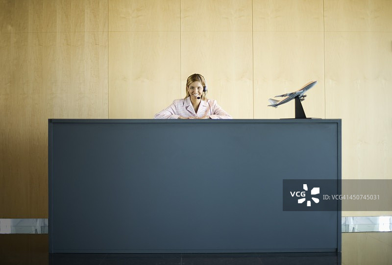 客户服务柜台的女人图片素材