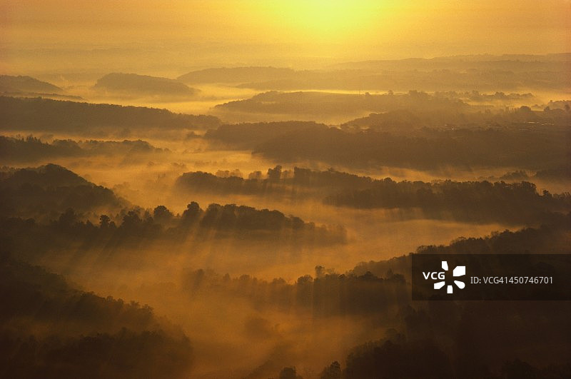山丘上朦胧的阳光图片素材