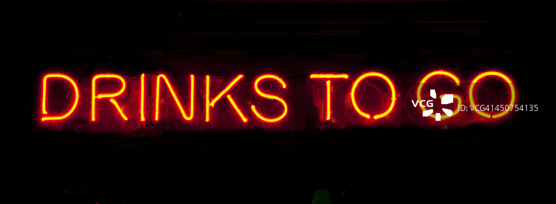黑色背景上的外带饮品霓虹灯标志图片素材