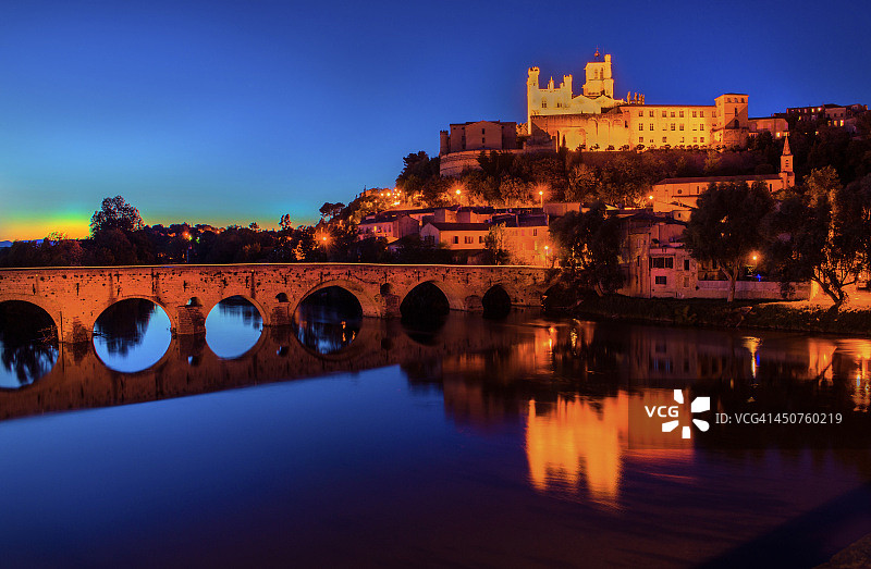 黄昏时分的贝济耶图片素材