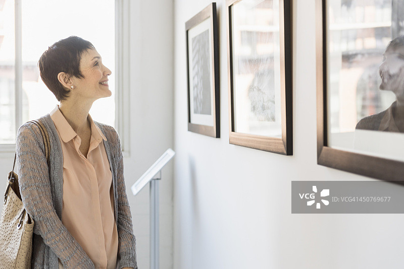 女人在美术馆欣赏照片图片素材
