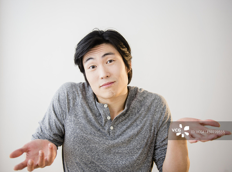 困惑的年轻男子肖像图片素材