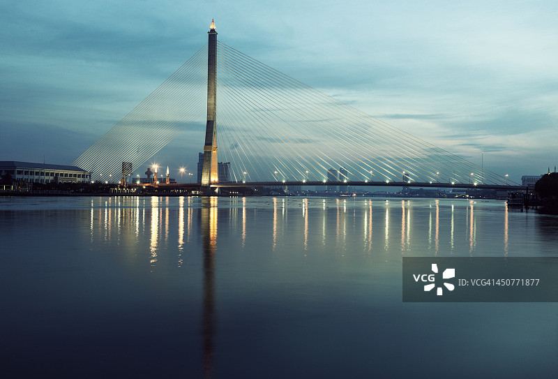 泰国曼谷湄南河上的拉玛八世桥图片素材