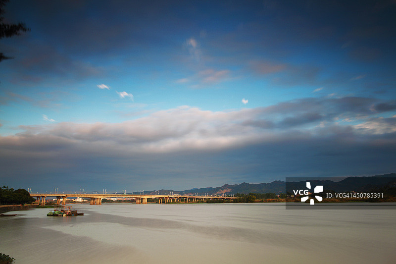 河流上的混凝土桥图片素材