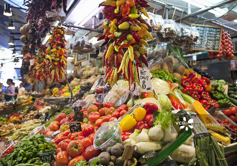 巴塞罗那博盖利亚市场蔬菜摊位图片素材