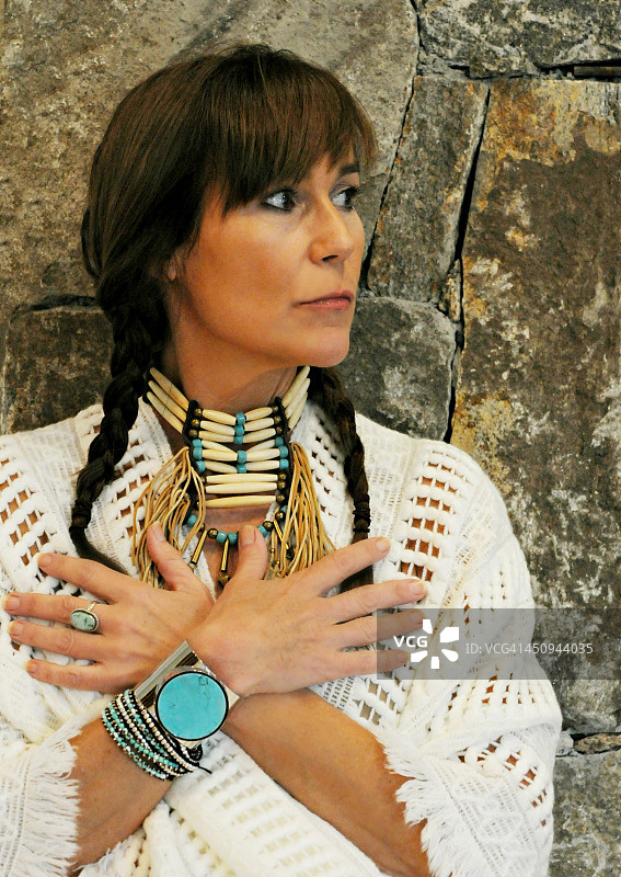 身穿美洲印第安服装的女人图片素材