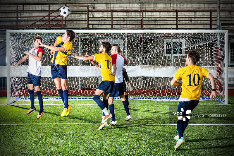 体育场内的足球比赛：头球图片素材