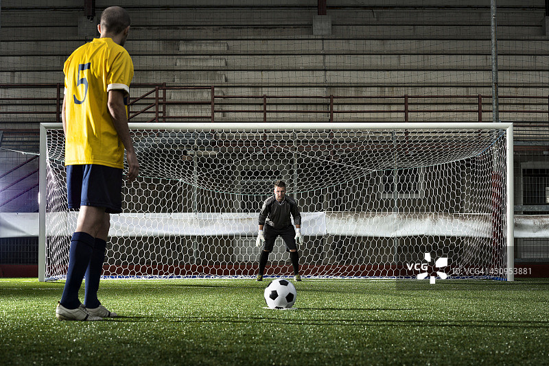 体育场内的足球比赛：点球图片素材