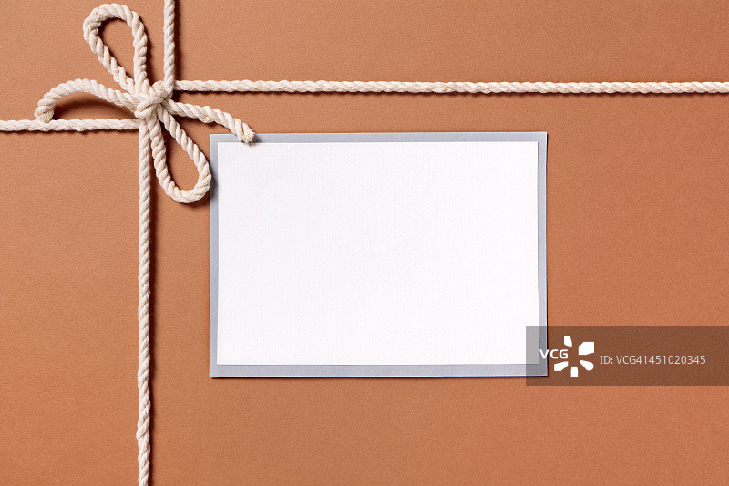 带有白色细绳和标签的牛皮纸包装图片素材