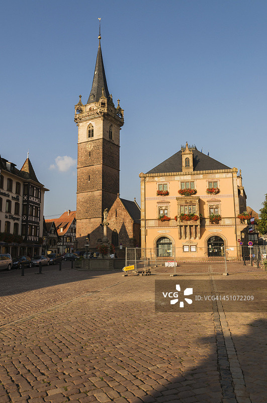 奥伯奈市政厅和教堂塔楼图片素材