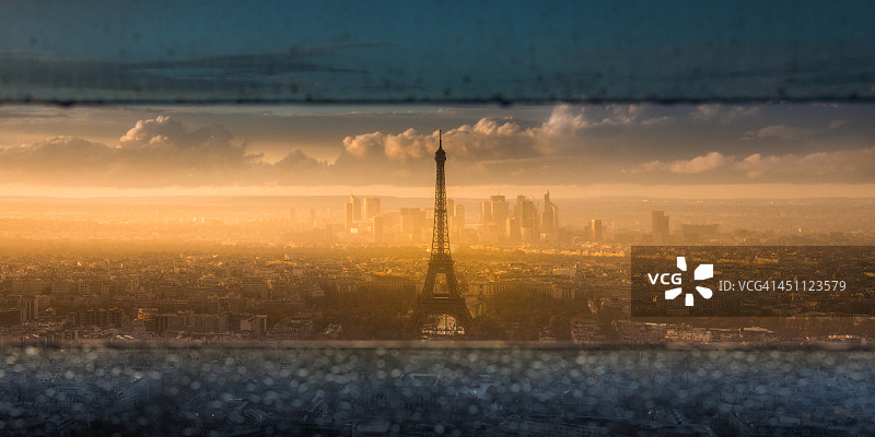 透过窗户看到的巴黎傍晚景色图片素材