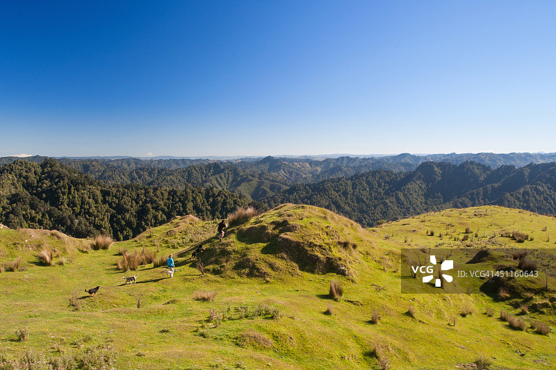 一群人徒步旅行去看山顶的景色图片素材