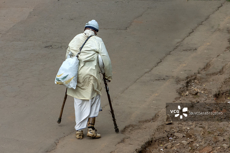贫穷的老人（乞丐）在行走图片素材