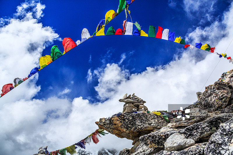 祈祷旗和嘛呢石图片素材