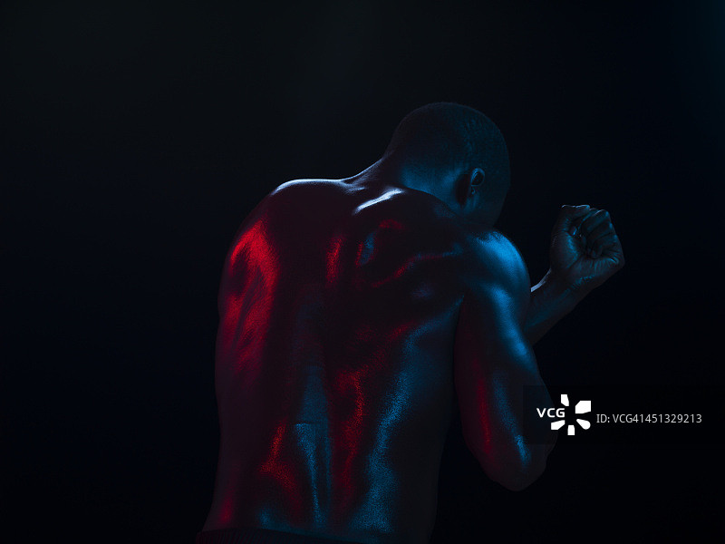 健硕男性背部肌肉特写图片素材