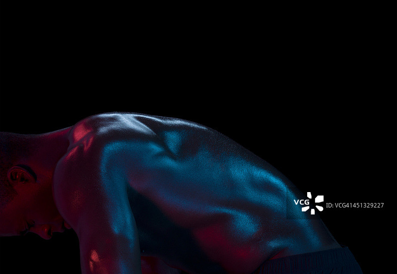 弯腰低头的健壮男人侧面像图片素材