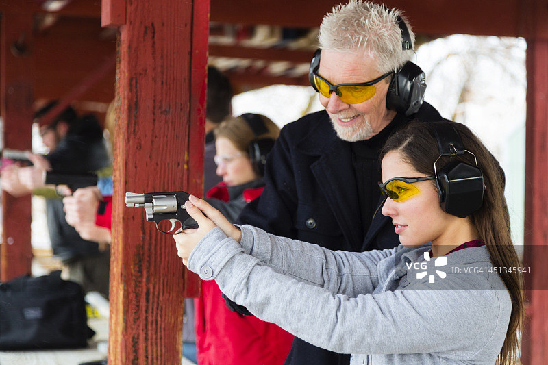 在射击场练习图片素材