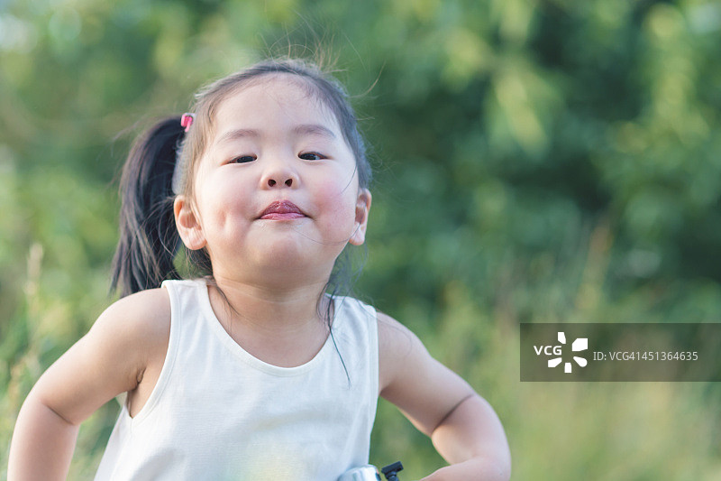 想要给你一个吻的年轻女孩图片素材