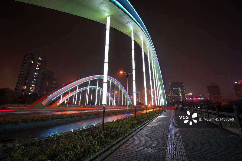 夜间三拱门图片素材