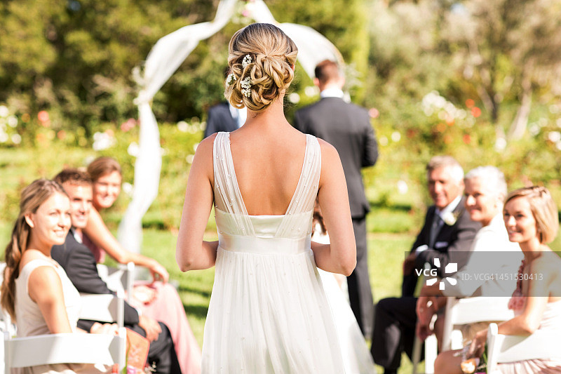 婚礼仪式上走过通道的新娘图片素材