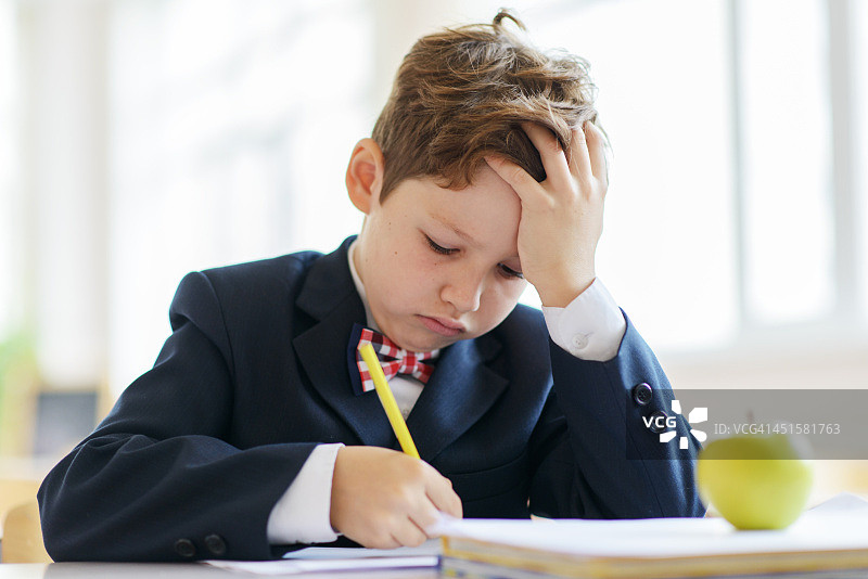 学生们正在完成困难的任务图片素材