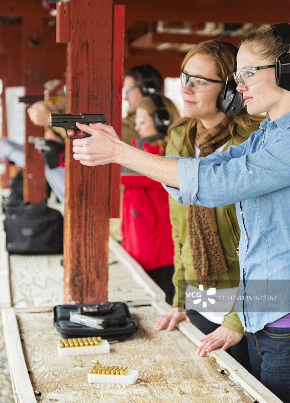 在射击场练习图片素材