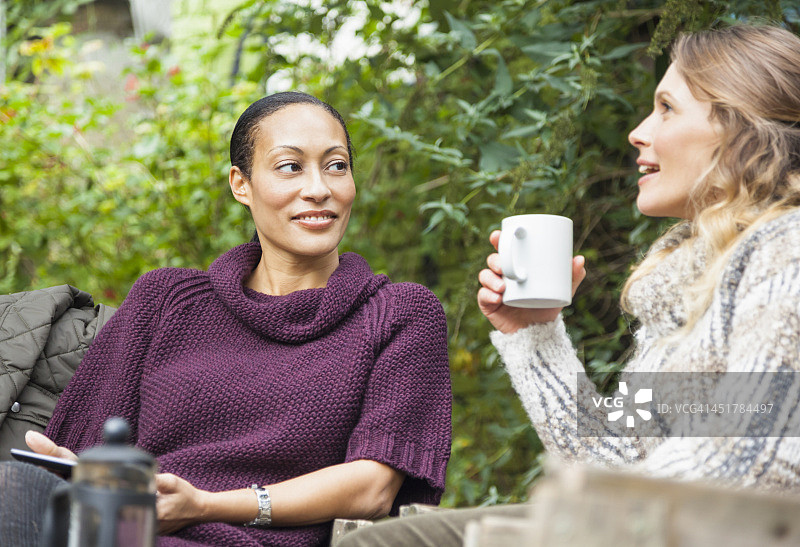 朋友们在交谈图片素材