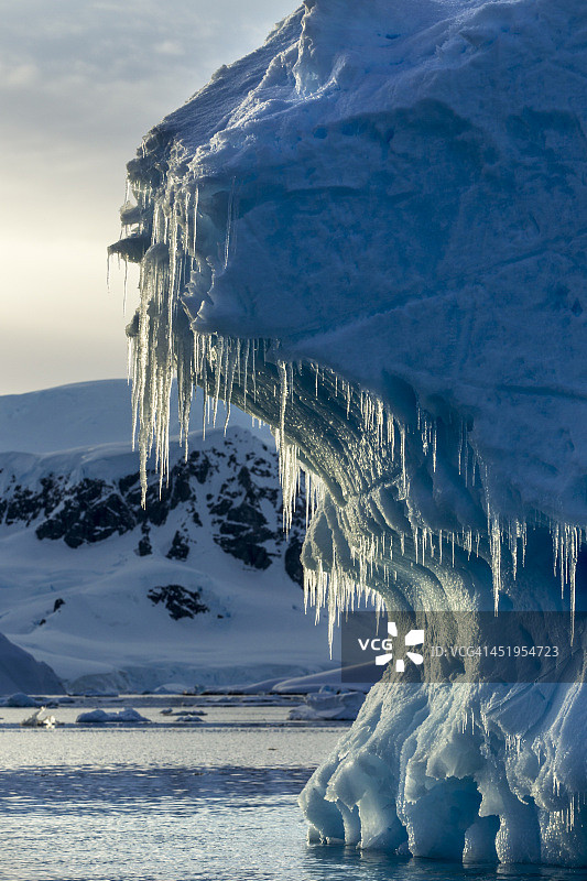 南极洲威廉敏娜湾的黎明冰山图片素材