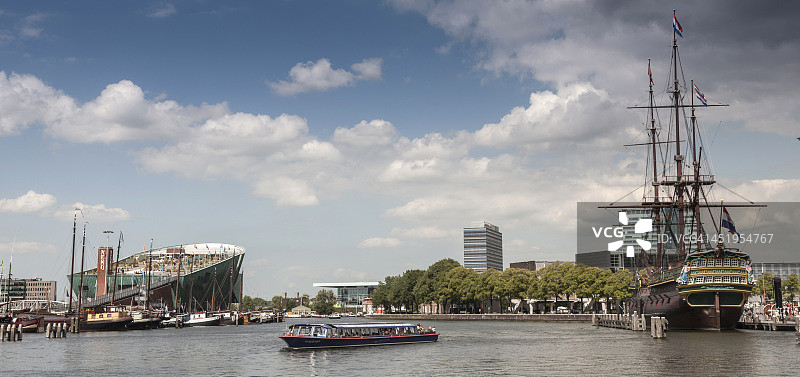 阿姆斯特丹的旅游船和NEMO科学博物馆图片素材