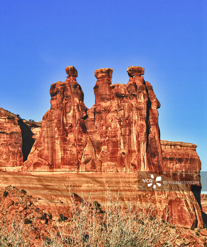 三个爱嚼舌根的人图片素材