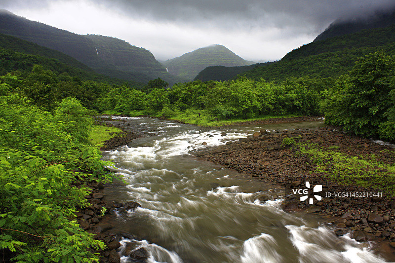 西高止山脉中的溪流图片素材